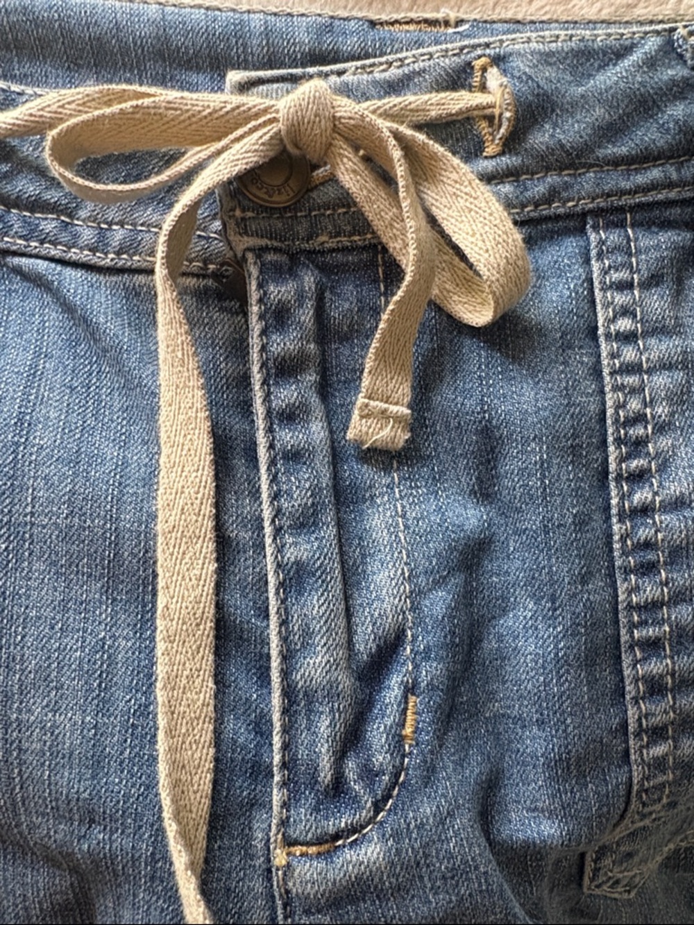Liz&Co. Denim Drawstring Waist Capri Length Pants - Lt. Blue Women’s Size 6-8 - Picture 3 of 10